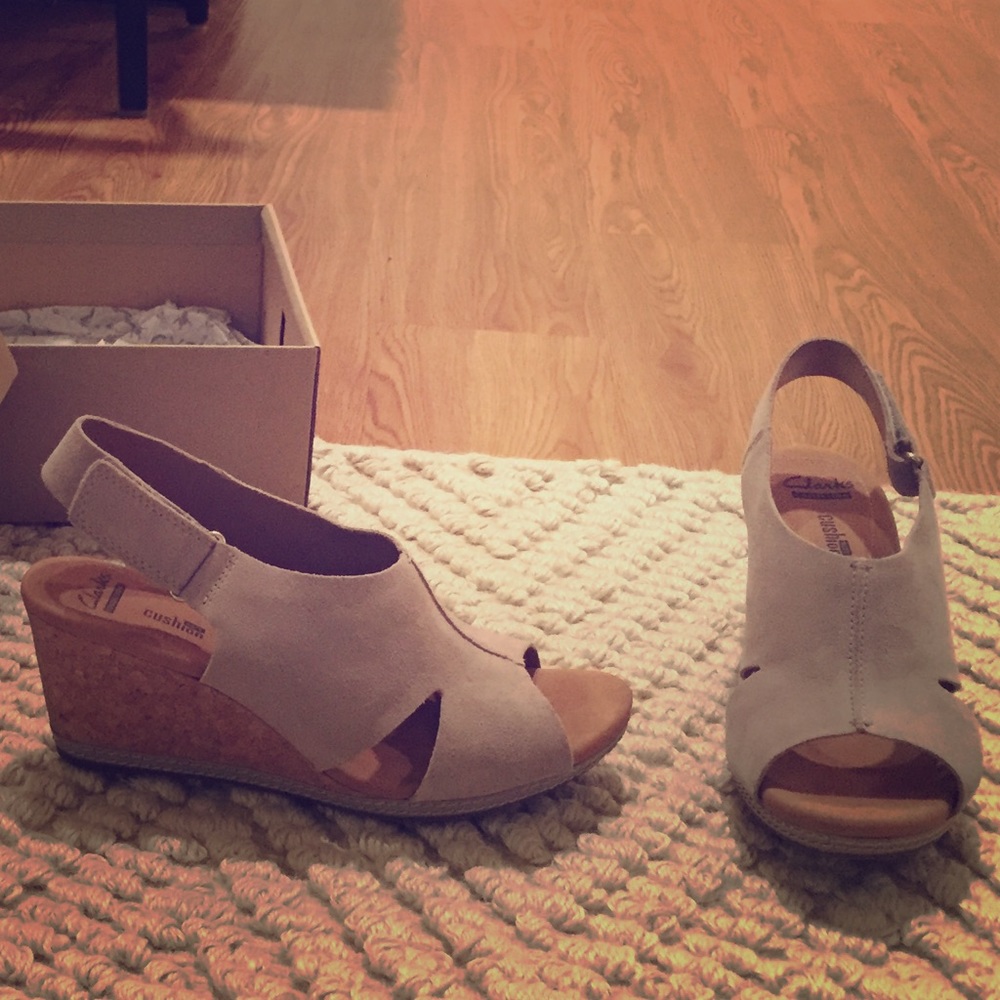 Clark’s Helio Float Wedge Sand Suede 9.5